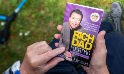 Autor bestselleru o osobních financích Bohatý táta, chudý táta, nashromáždil dluh více než 1 miliardu dolarů